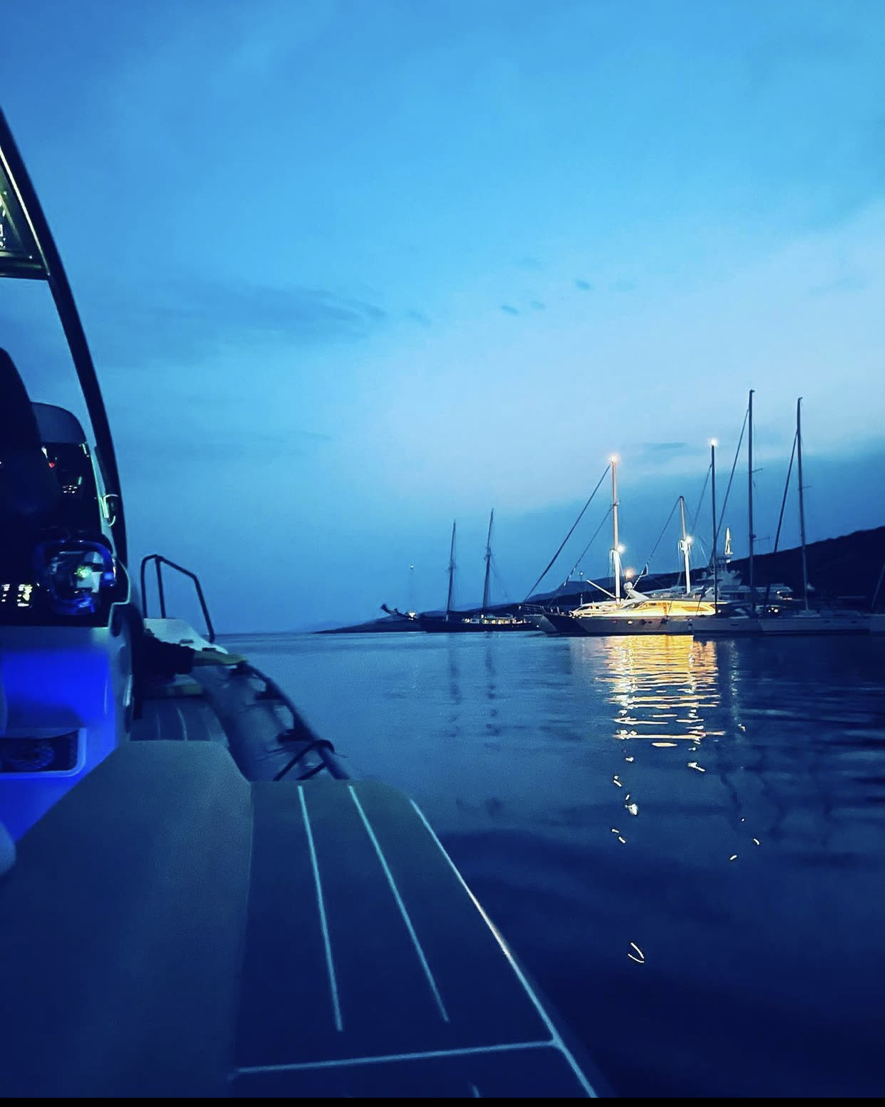 Romantic private cruise in Milos